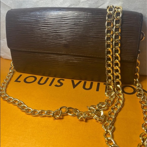 Authentic Louis Vuitton Epi Sarah Wallet - Picture 2 of 12